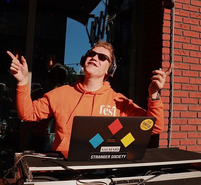 Cafe_Fest's tweet photo. Wie is er vanavond aanwezig bij de Fest muziekquiz? 🎼 We starten om 19.00 met onze quizmaster @tiemmm 🕺🏼🎤 Laat bij winst je drankrekening verscheuren 💸😏 Een team van max 5 personen!
•
•
#cafefest #muziekquiz #amsterdam #amstelcampus #hva #drankje… https://t.co/oRTSvNULFw https://t.co/pCAK4QxcoE