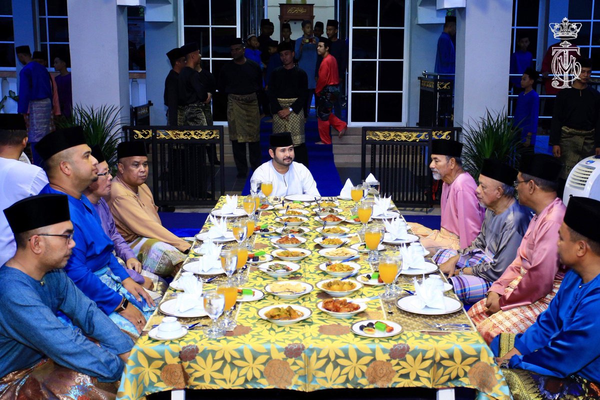 DYAM Mejar Jeneral Tunku Ismail Ibni Sultan Ibrahim, Tunku Mahkota Johor berangkat hadir ke majlis santapan berbuka puasa di Masjid IOI, Segamat pada 3 Jun 2019. Baginda turut memberikan sumbangan kepada asnaf. Allah Peliharakan Sultan.

m.facebook.com/story.php?stor…