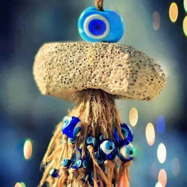 hsarnic's tweet image. Kimseye kızmamayı, yani kolay kolay öfkelenmemeyi öğrendim, Eflatun'un dediği gibi, "Gerçeği görmek uzun ve sarp yollardan geçmekle mümkündür"
belki henūz gidilecek yolu, belki de aşılacak dağı vardır, bilmem, belki de bir yön gösteren aramıyordur...