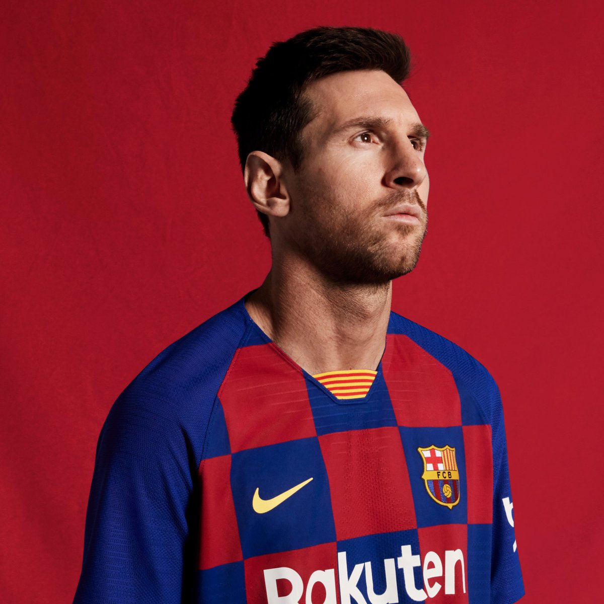 Messi posa con la nueva camiseta (Foto: FCB).