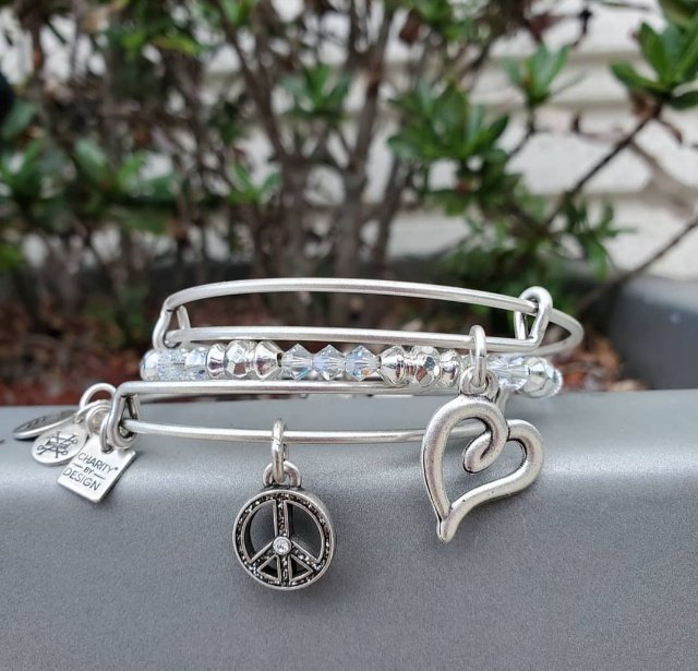 RacetoEraseMS's tweet photo. A sweet reminder from @alexandani of the two things we all need a little more of...it's PEACE and LOVE! 20% of each set purchased will benefit us to #EraseMS! https://t.co/TQ6uHJo39H TY #AlexAndAniHawaii for the photo! #AlexAndAni #CharityByDesign #CharmedByCharity #RaceToEraseMS https://t.co/tq7QL4bPc6