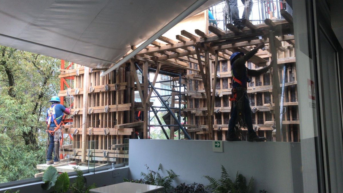 inesdelabarra's tweet photo. @inveacdmx favor de apoyarnos con la obra de al lado de nuestra oficina. Nos está invadiendo y están a punto de romper más cristales y paredes. Adjunto fotografías. Ubicados en Arquímedes 43, colonia Polanco https://t.co/A9dLeGjMkx