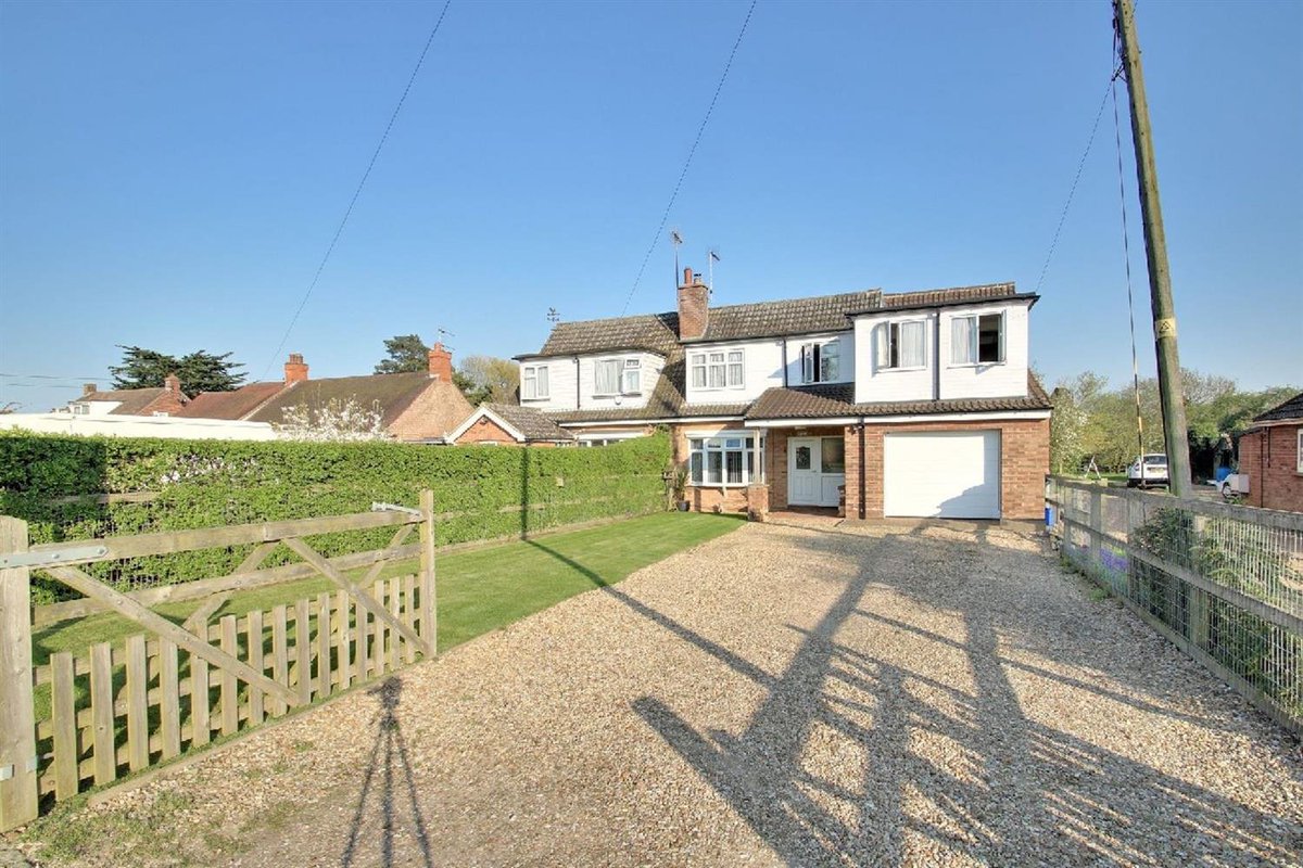 A four bedroom home with a great plot and plenty of living space, all in a countryside setting! flinklp.haart.co.uk/ForSaleV5/?pro…