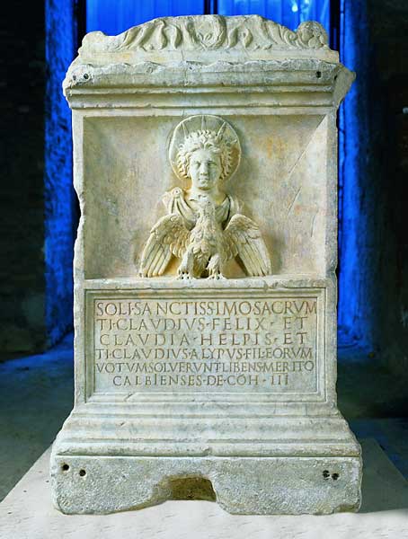 Altar dedicated to the #Sun and to the gods of #Palmyra. #Eagle in the first plan. A convergence of iconographies. The second half of 1st century AD [proves the early presence of #Palmyrenes (#SyrianDiaspora !!!) in #Italia]. #Rome #MuseiCapitolini  museicapitolini.org/en/percorsi/pe…