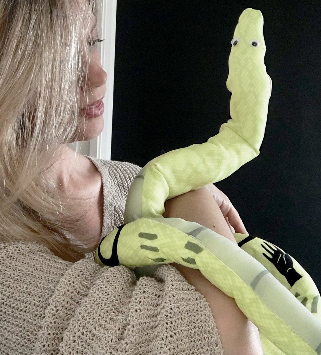 AnimalistaSEdR's tweet photo. Mireu qui m'ha vingut a veureee!  La #serpentinabuli! 🥰 Ha entrat per la finestra, i hem estat jugant una estona 😊 És molt simpàtica, i carinyosa, crec que l'adoptaré!
#SantEsteveDeLesRoures @Tintinabuli1 https://t.co/y8ML1PCV0h