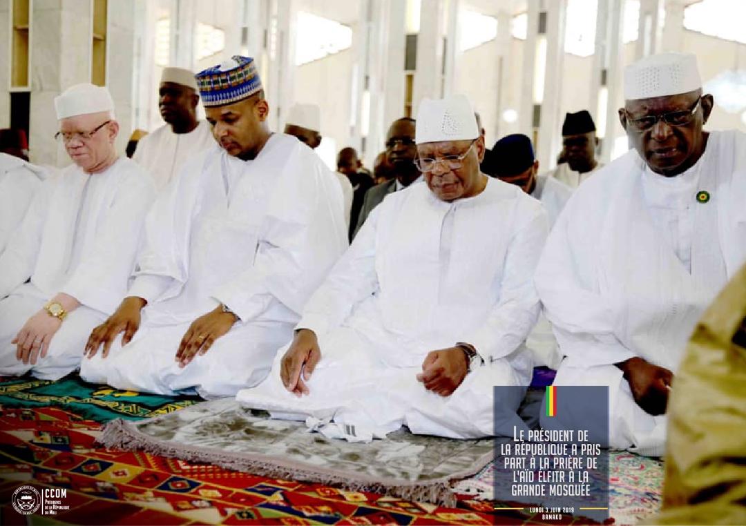 PresidenceMali's tweet photo. Fête de l'Aïd El Fitr: Le Président #IBK a prié à la grande Mosquée de #Bamako. Les fidèles ont formulé des voeux et fait des bénédictions pour le retour de la Paix au #Mali, la sécurité, la cohésion, l'entente entre tous les fils du pays, un bon hivernage https://t.co/uWZxSUzoaB