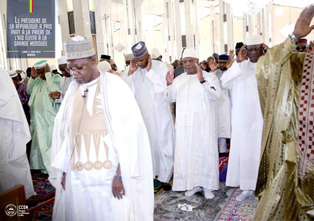 PresidenceMali's tweet photo. Fête de l'Aïd El Fitr: Le Président #IBK a prié à la grande Mosquée de #Bamako. Les fidèles ont formulé des voeux et fait des bénédictions pour le retour de la Paix au #Mali, la sécurité, la cohésion, l'entente entre tous les fils du pays, un bon hivernage https://t.co/uWZxSUzoaB