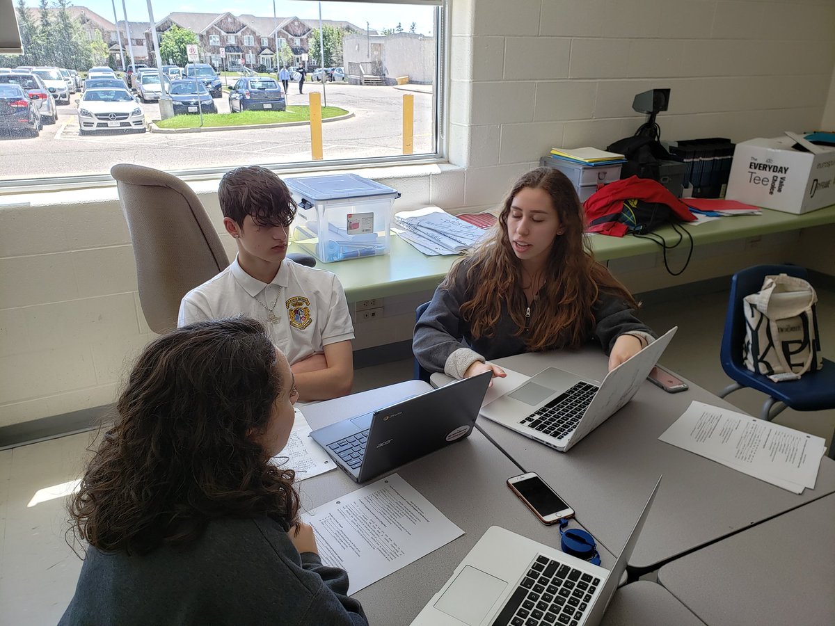 Mme_DiBenz's tweet photo. Our future @ycdsb educators at work...helping the #FSF1P students prep for their 🇫🇷 exams @SJDBrebeufCHS https://t.co/QtTN90CRHJ