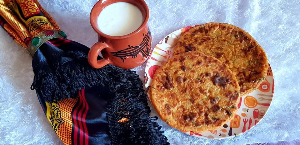 ACHOUATC'est une galette traditionnelle, originaire de Dellys (Boumerdas), ou l'ingrédient principal est la pomme de terre .A cela s'ajoute de la semoule et des fois des jaunes d’œufs . Elle est ensuite cuite sur un tajine et arrosée de beurre fondu et présentée avec du miel.