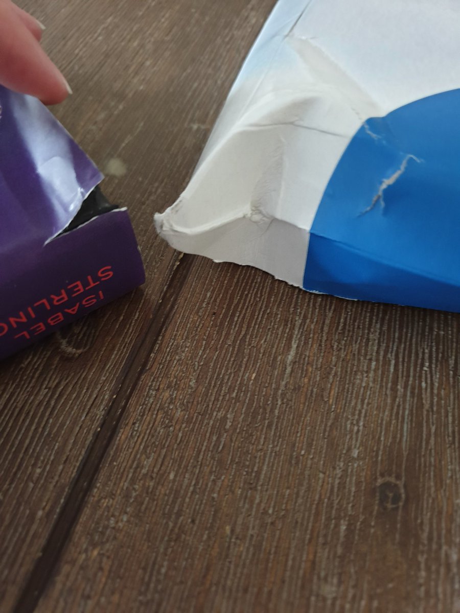 xCandycex's tweet photo. @bol_com Nadat mijn boek al zonder melding een week vertraagd is geleverd, is het zo bezorgd. Een hardcover in een envelop vraagt al om problemen, maar als ik de schade zie, is het ook niet alleen het vervoer geweest, maar is niet in goede staat ingepakt. https://t.co/EcRIbmPG0p