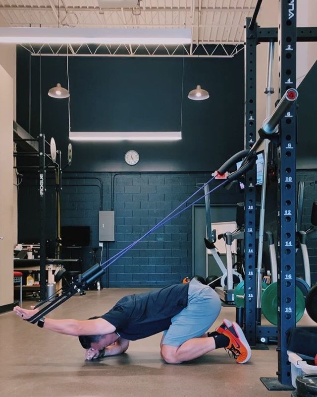 🔻
Assisted Reach, Roll, and Lift
🗽
.
This exercise is a great one for those that struggle with postural stability and getting the natural roll of the shoulder girdle during overhead motion.  You can see how shaky my shoulder gets during the last several reps on my wonky shou…