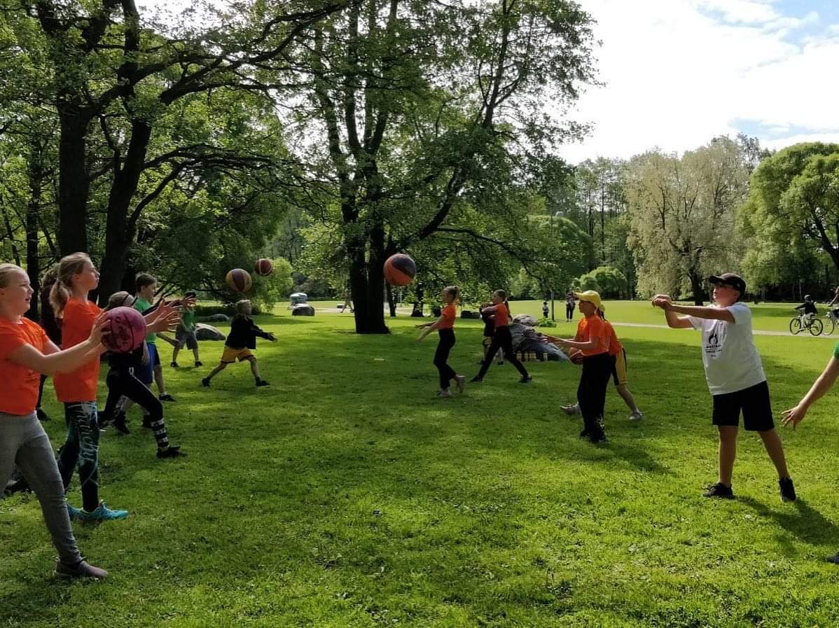 ToPoLa_Basket's tweet photo. Tässä he ovat - ToPoLan Summer Camp 2019 iloiset ja innokkaat juniorit. Leiri startattiin aurinkoisessa ja lämpimässä säässä sekä odottavin mielin. #topolasummercamp2019
#koris #lauttasaari #korisonkivaa #urheilumehilainen #workpilots #kesätyöopnpiikkiin https://t.co/nnIdVQrvRn