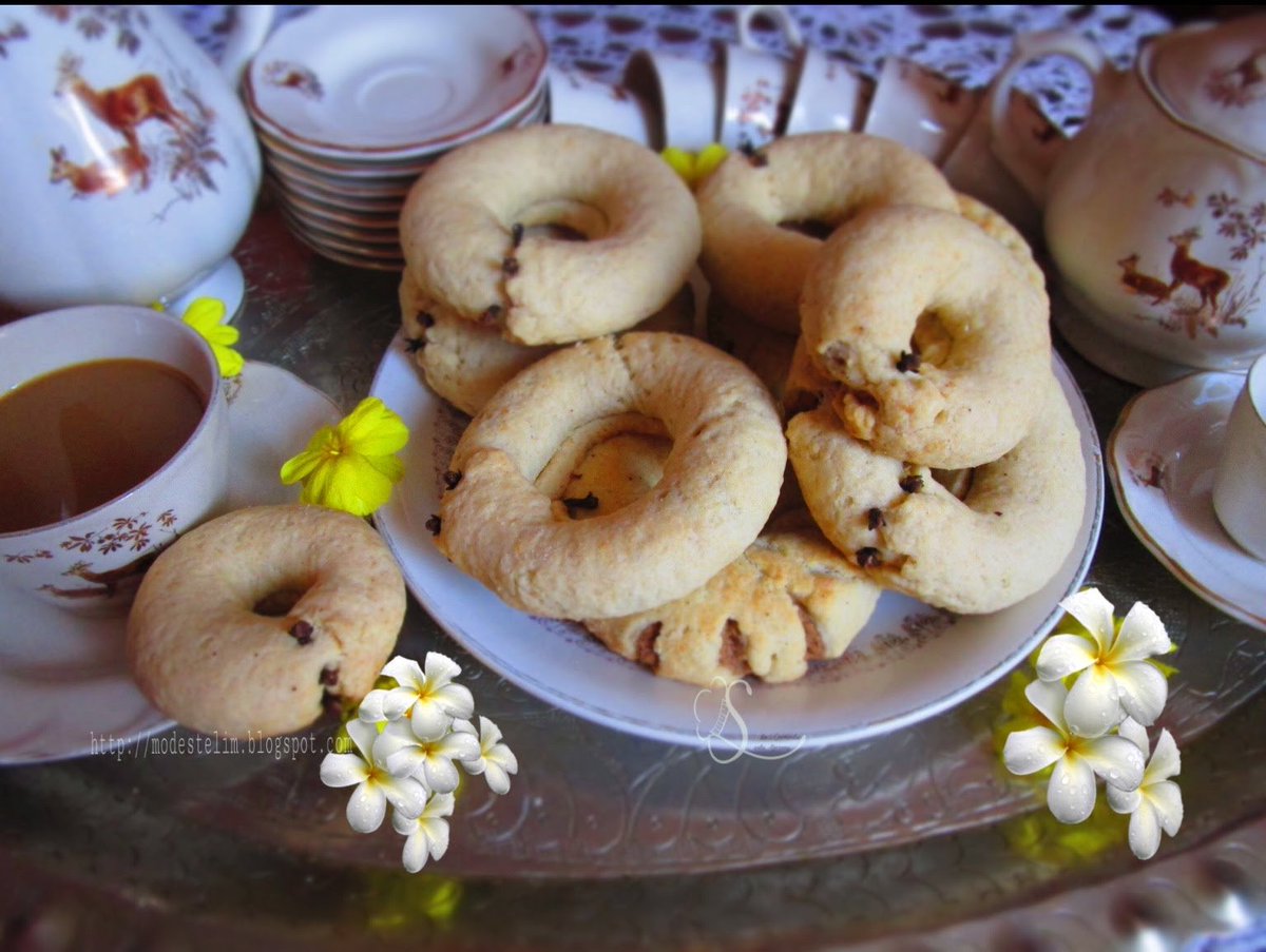 KAAK EL AAKDAOriginaire de Koléa. Les familles le préparent en été pour le consommer en hiver , sa particularité se sont les épices un goût fort et légèrement piquant . Un mélange d’épices de cannelle , clous de girofle , noix de muscade et d’autre épices.
