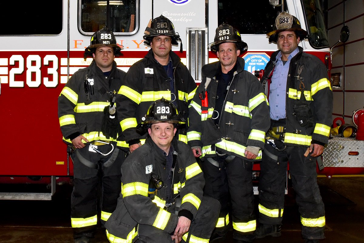 Пожарные москвы. Какая зарплата у пожарных. Зарплата пожарного в москве. Сколько зарплата у пожарного. Сколько получают пожарные в москве.