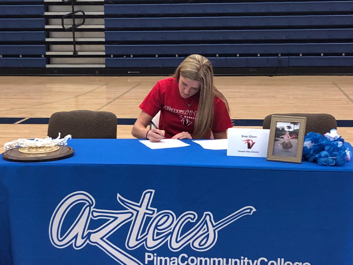 PimaAthletics's tweet image. Congrats to Bryanne Olson @bbreeolson (Pusch Ridge Christian HS), who signed her LOI to the University of Hawai'i-Hilo, an NCAA Div. II school. She'll join teammate Shauna Bribiescas on the Vulcans. Photos courtesy of Todd Holthaus. #PimaBasketball
pimaaztecs.com/sports/wbkb/20…