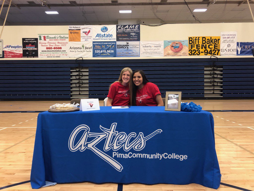 PimaAthletics's tweet image. Congrats to Bryanne Olson @bbreeolson (Pusch Ridge Christian HS), who signed her LOI to the University of Hawai'i-Hilo, an NCAA Div. II school. She'll join teammate Shauna Bribiescas on the Vulcans. Photos courtesy of Todd Holthaus. #PimaBasketball
pimaaztecs.com/sports/wbkb/20…