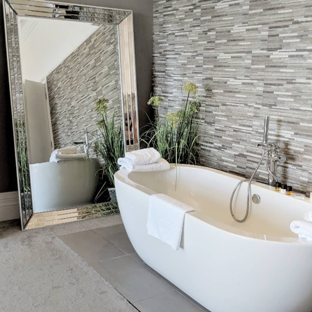 Like if you're spending your Monday evening unwinding and relaxing in a steaming hot bath! #bathroomgoals 📷: <a href="/home/">Geneia@home</a>.at.the.butterworths