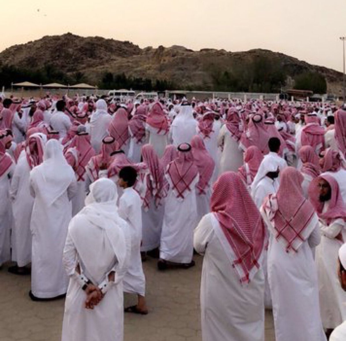 CNN30000's tweet photo. استيقضت #الدكتورة_عزيزة_الشهري من نومها تشم حريقا في دارهم فأيقضت زوجها ، وقامت مسرعة تبحث عن ثمرة قلبها عن كواكب ثلاثة ، كانوا بجوارها نائمون ، قامت تنادي عبدالله وعاصم ومحمد ، فلم يجيبوها فقلبتهم وغاز أول أكسيد الكربون السام كان منتشرا في دارها فسقطت بجوارهم ولحقت بهم . https://t.co/Q7SZ8iMtyc