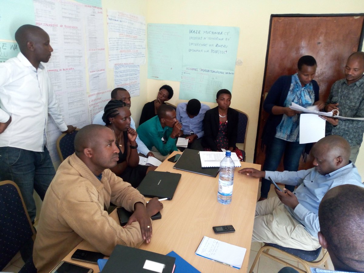 RweruSector's tweet photo. Imyiteguro ya evaluation y'imihigo ya 2018/2019 irarimbanyije, aha Ni mucyumba cy'imihigo cy'umurenge wa Rweru aho Ps @RwandaEast Bwana #Habimana Kizito ari gusobanurira abakozi uburyo bwo guhiga no guhigura ku mihigo @BugeseraDistr @MutabaziRich https://t.co/5PJPJOoWrF