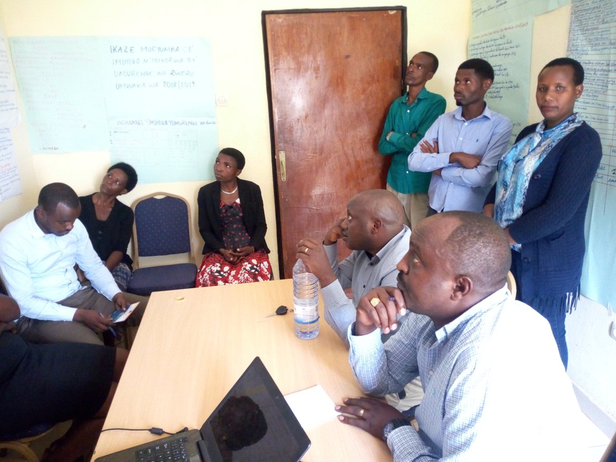 RweruSector's tweet photo. Imyiteguro ya evaluation y'imihigo ya 2018/2019 irarimbanyije, aha Ni mucyumba cy'imihigo cy'umurenge wa Rweru aho Ps @RwandaEast Bwana #Habimana Kizito ari gusobanurira abakozi uburyo bwo guhiga no guhigura ku mihigo @BugeseraDistr @MutabaziRich https://t.co/5PJPJOoWrF