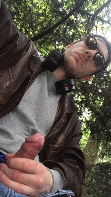 Greetings from Tiergarten/Berlin. Looking for a nice #cumdump in one of the best #cruising areas! ;)