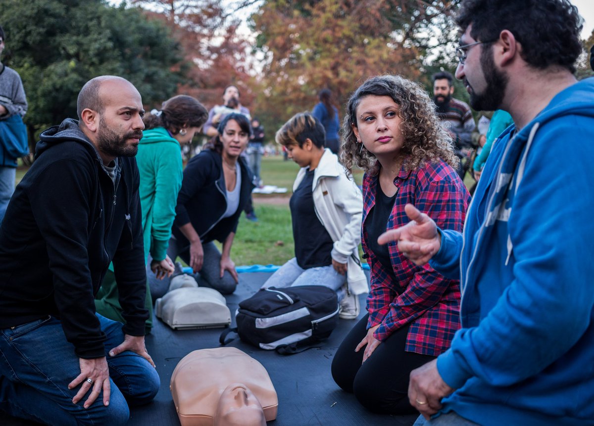 JonathanThea's tweet photo. Ayer participé del taller de RCP en el a Mover la Salud.

Por cada minuto de demora en la atención se pierde un 10% de posibilidades de vida. ¿No estaría buenísimo que se den talleres obligatorios de RCP en todas las escuelas?

Invertir en educación es también invertir en salud. https://t.co/MfC64mQ7Q1