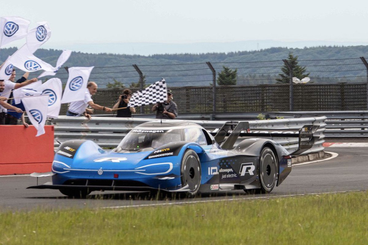 autohebdo's tweet photo. 🚨 Romain Dumas et Volkswagen Motorsport signent un nouveau record pour une voiture électrique sur la Nordschleife ! ⚡️
>> https://t.co/boy38EBzwE
#Volkswagen #IDR #Nurburgring #eRecord @volkswagenms @RomainDumas @nuerburgring https://t.co/tdDigElzms