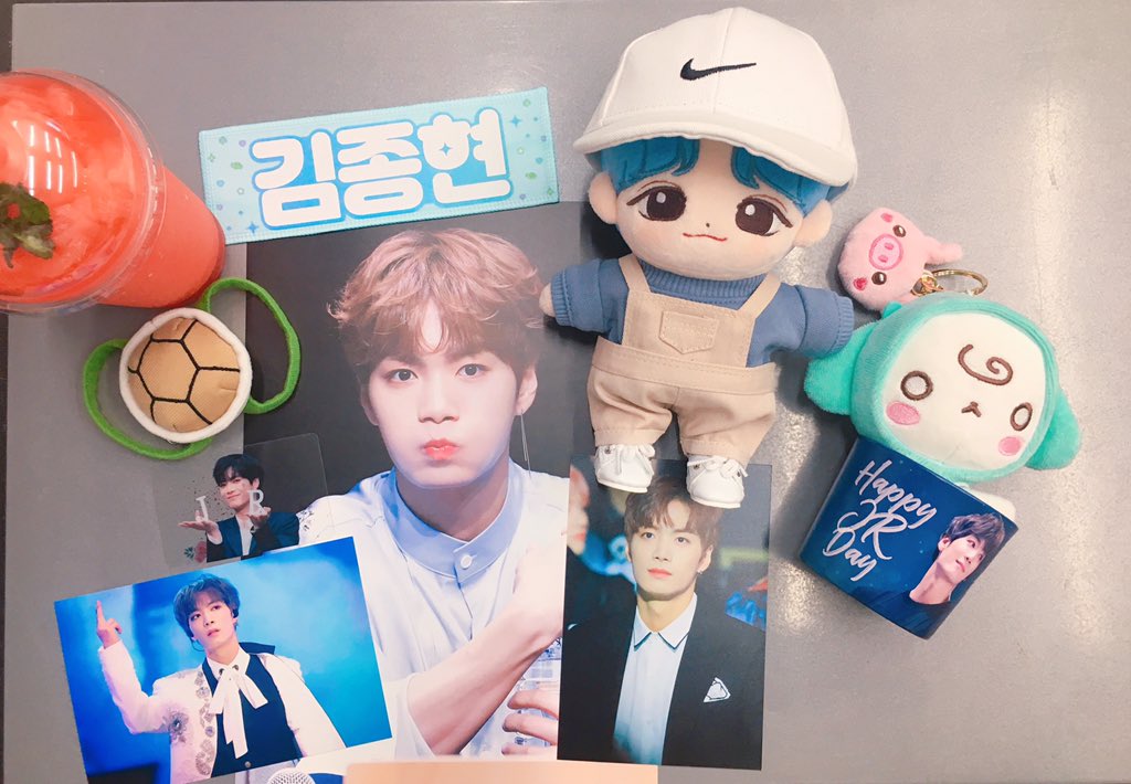 hello_gamja's tweet photo. 두번째는 카페 SHOOP!
여긴 사진보자마자 꼭 가고싶었는데 마침 특전도 다시 채워졌다길래 바로달려갔다💙 카페가득 채워진 종현이 사진들 하나하나 정말 다이쁘구 넘알차구 최고최고👍 
#종현아_우리가_더_많이_좋아해
#우리는_항상_종현이편
@boogieland68 감사합니다💕 https://t.co/OG8bAIfpjQ