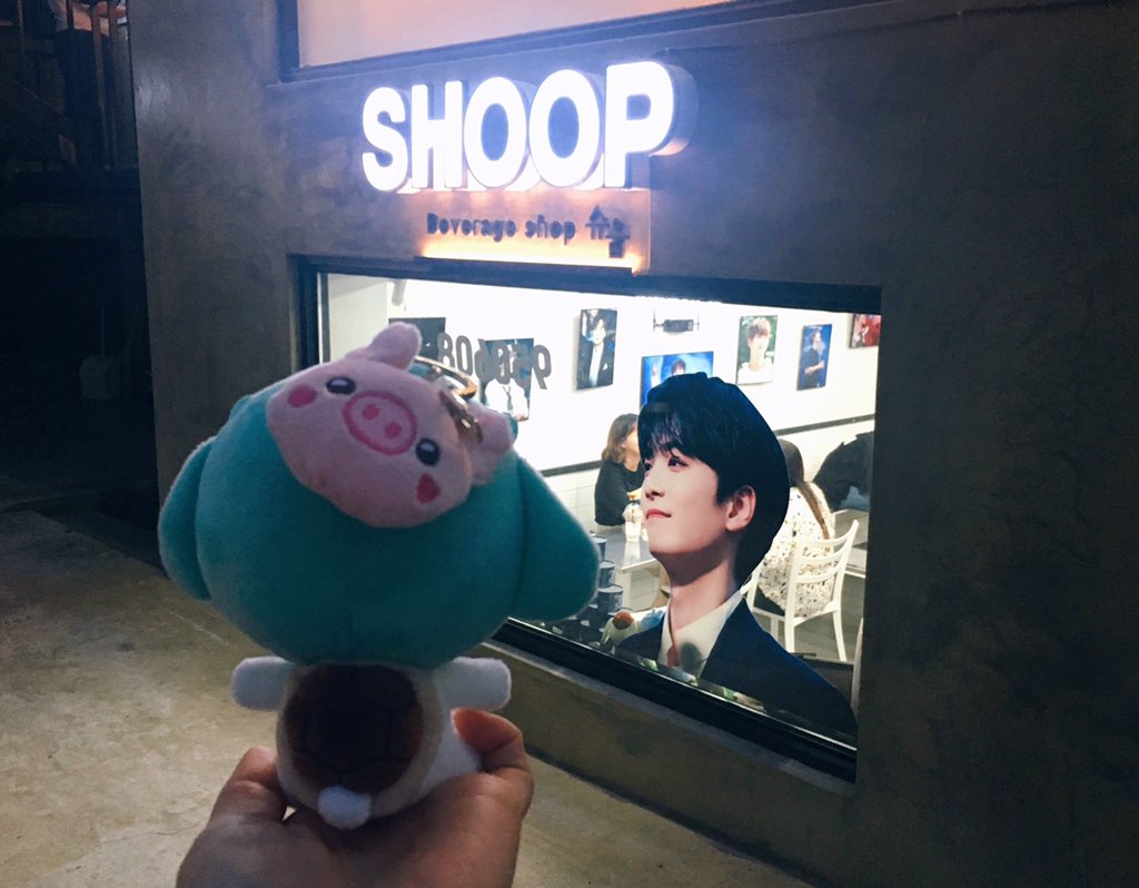 hello_gamja's tweet photo. 두번째는 카페 SHOOP!
여긴 사진보자마자 꼭 가고싶었는데 마침 특전도 다시 채워졌다길래 바로달려갔다💙 카페가득 채워진 종현이 사진들 하나하나 정말 다이쁘구 넘알차구 최고최고👍 
#종현아_우리가_더_많이_좋아해
#우리는_항상_종현이편
@boogieland68 감사합니다💕 https://t.co/OG8bAIfpjQ