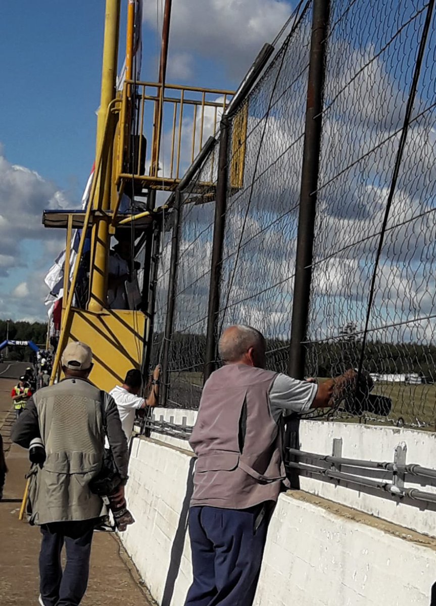 FlorCutro's tweet photo. Un aplauso para éste fotógrafo que rompió el alambrado del autodromo !!! Después nos quejamos no ???!!! #TNenConcordia https://t.co/TD14tKNRTq