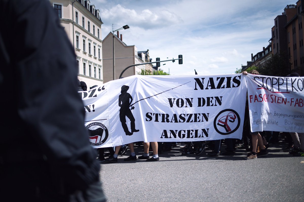 PhotoDressler's tweet photo. Vergangenen Samstag versammelten sich 270 Neonazis zum sogenannten „Tag der deutschen Zukunft“ in #Chemnitz. Rund 1500 Menschen demonstrierten dagegen und versuchten den rechten Aufmarsch durch Sitzblockaden zu stoppen.
Fotos auf Flickr:
https://t.co/yGSKPSeC1N
#c0106 #notddz https://t.co/NNxqjBxand