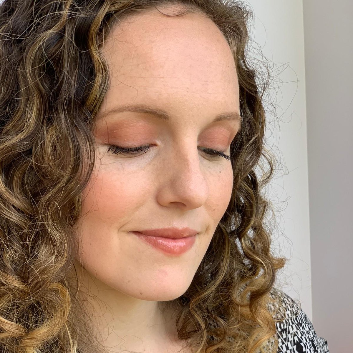 rootpretty's tweet photo. #MonochromaticMonday, anyone? 😉

#rootmaya Bronze is so versatile, you can wear it on your eyes, cheeks &amp; even your lips by mixing it with #clearprettygloss!

https://t.co/gYzIraZVg1
#rootpretty #greenbeauty https://t.co/oI829u6WDl