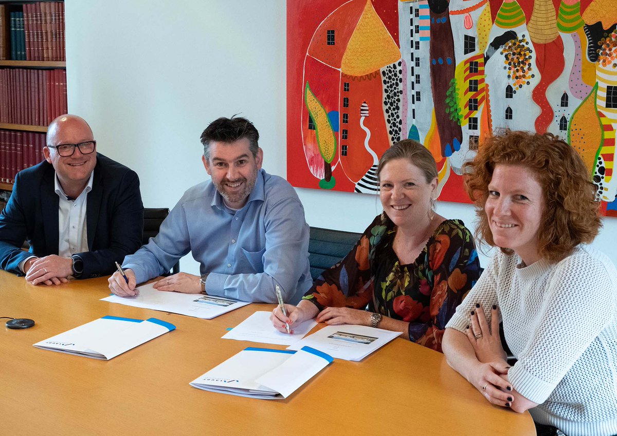 Vanmiddag hebben ontwikkelaar VOC Vastgoed en Laudy de aannemingsovereenkomst getekend voor de bouw van 15 half vrijstaande en vrijstaande woningen in het project Beekerpark in Schimmert. Meer informatie over het project is te vinden op beekerpark.nl.