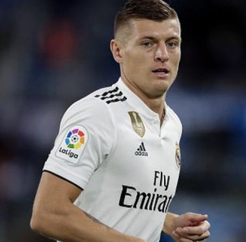 🔃 para Pirlo 🇮🇹 
❤️ para Kroos 🇩🇪