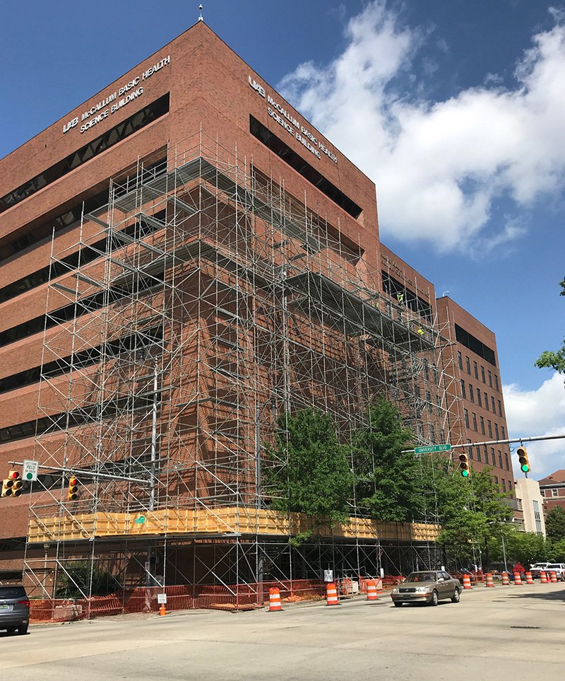 UABNews's tweet photo. 🚧Traffic lanes &amp; sidewalks along University Boulevard and 20th Street South will be closed through Aug. 31 to ensure pedestrian and traffic safety during the renovation of McCallum Basic Health Science Building and demolition of UAB Townhouse. https://t.co/wUKMoPH25P https://t.co/n8cg3Ee3Ax