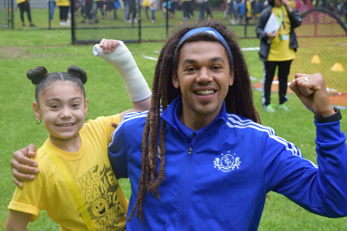 QuinnipiacStem's tweet photo. Never too late to share the fun we had at #fieldday last week!  Thank you to @Wilbur_Cross_HS for sharing your students with us to and Nate at #southcentralpremier for helping us have such an amazing day! #quinnipiacstem #qstem https://t.co/3xUGwWzept