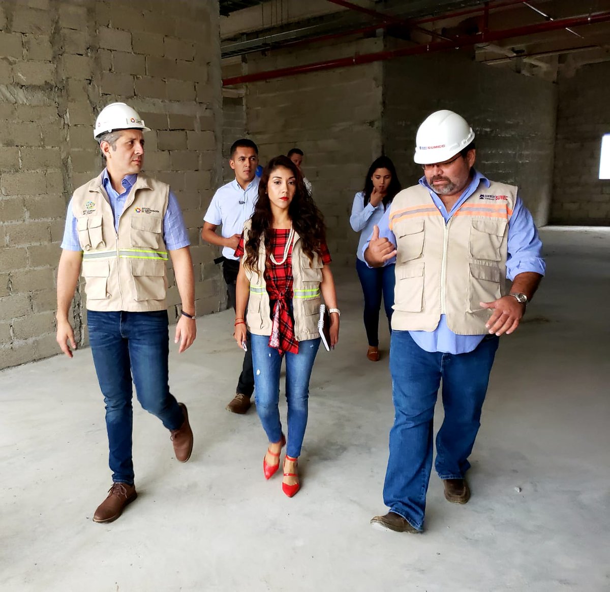SECOB_Ec's tweet photo. #Guayas | El Director General, Ing. @JoheJaramilloH junto a su equipo técnico, recorre el Hospital de Durán para constatar su avance constructivo y los trabajos que se encuentran realizando. Obra que beneficiará a más de 200 mil habitantes del cantón. 
#SecobEnMarcha https://t.co/u7e1YL8fnG