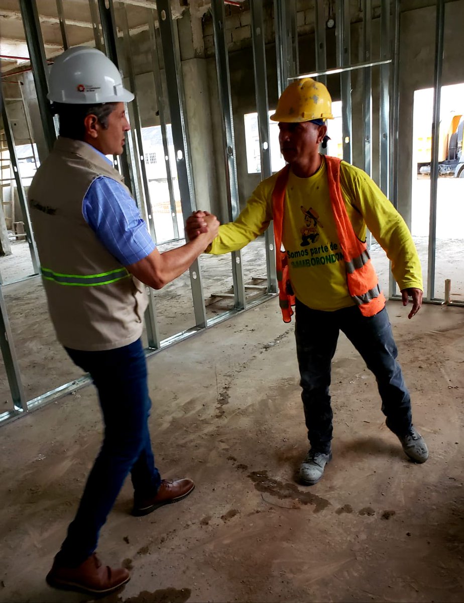 SECOB_Ec's tweet photo. #Guayas | El Director General, Ing. @JoheJaramilloH junto a su equipo técnico, recorre el Hospital de Durán para constatar su avance constructivo y los trabajos que se encuentran realizando. Obra que beneficiará a más de 200 mil habitantes del cantón. 
#SecobEnMarcha https://t.co/u7e1YL8fnG