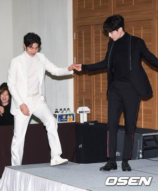nUKiOz's tweet image. #KDramaChallenge Day 12
#คู่จิ้นฟินเวอร์

#Goblin tvN,2016
เรื่องรักข้ามชาติก็คงจะรู้เรื่องกันพอแล้วกับซีรีส์เรื่องนี้นอกจากจะสนุกจนโกยเรตติ้งถล่มทลายแล้วยังกำเนิดคู่จิ้นใหม่ #กงยู ก็อบลินแสนหล่อ - #อีดงอุค ลุงยม ที่มิตรภาพยังคงอยู่ถึงแม้ซีรีส์จบแล้ว คู่จิ้นฟินจนลืมนางเอกเลยจ้า