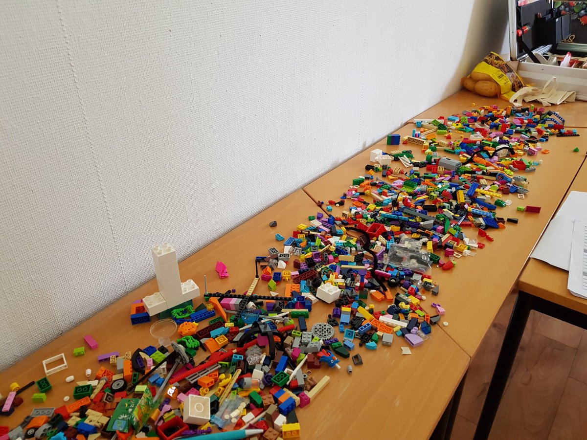 ivwKoeln's tweet photo. Click-Dummy, Lego-Prototypen, Reaktionen der Kunden einfangen - es wird ernst #DesignSprint am ivwKöln der @th_koeln #Innovation #Lehre_mal_anders https://t.co/q1nBdUquVu