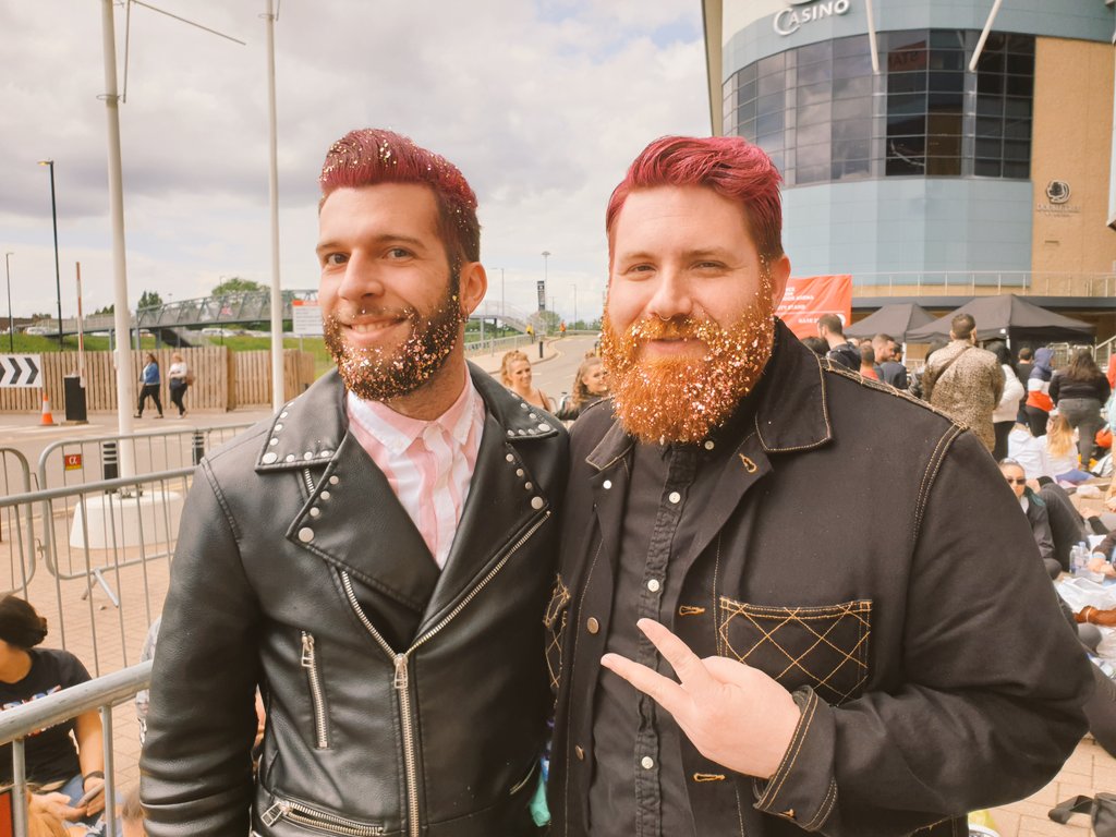 BBCCWR's tweet photo. Spice up your life! Glitter, wigs and leopard print as fans are arriving to see the @spicegirls renunion @RicohArena.
Hear from the fans on @BBCCovWarks.
#spiceworld2019 #spicegirls #zigaziga #spiceupyourlife #Coventry #spicegirlscoventry https://t.co/5gQ6wVbPGI