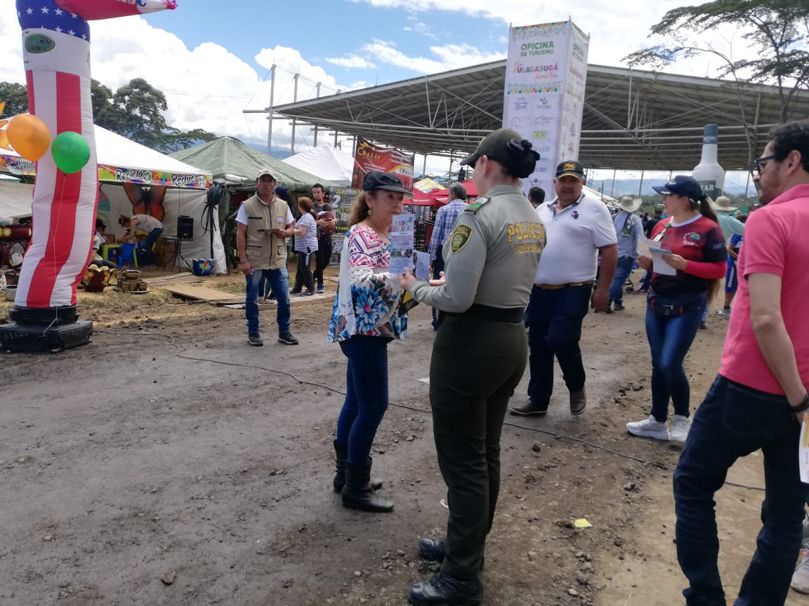 PoliciaCmarca's tweet photo. En #FusagasugáSegura se realiza apoyo a ferias y fiestas en #Expofusa 2019 dando orientación a turistas que nos visitan y garantizando la seguridad del entorno #TurismoSeguro #ConstruyendoSeguridad https://t.co/uMbSi6oT4J