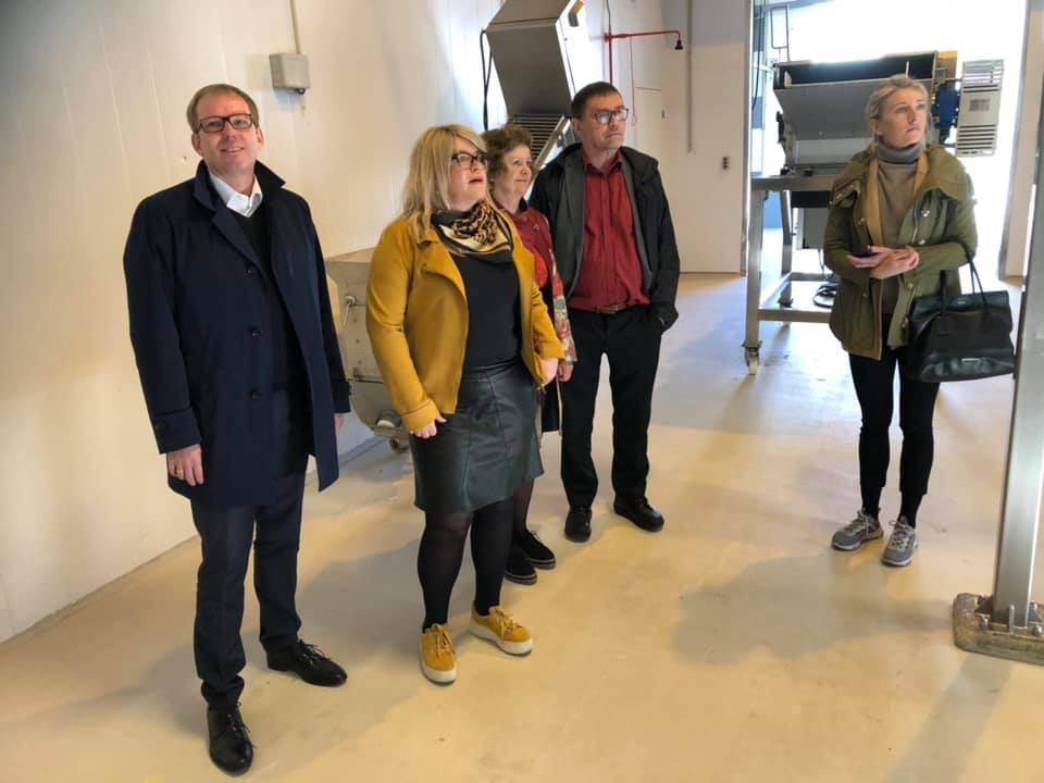 nofima's tweet photo. Happy to receive @HakonHaugli for his first business visit as CEO of @InnovasjonNorge. Showing him around #Biotep - our state-of-the-art bio test processing and production platform. This is the place to develop high-value product from e.g. fisheries waste and seaweed 🐟♻️ https://t.co/K7PoXwaZQu