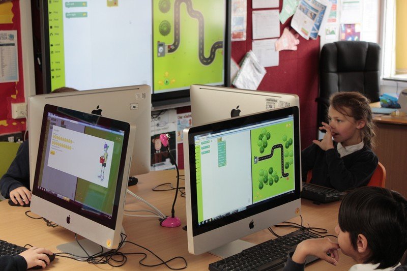BellsFarm's tweet image. During Computing this afternoon, Year 2 Toucans continued to learn about creating algorithms.
The children used #RapidRouter to program a van to move to a finish line. year2.bellsfarm.org/?p=6912 @codeforlifeuk