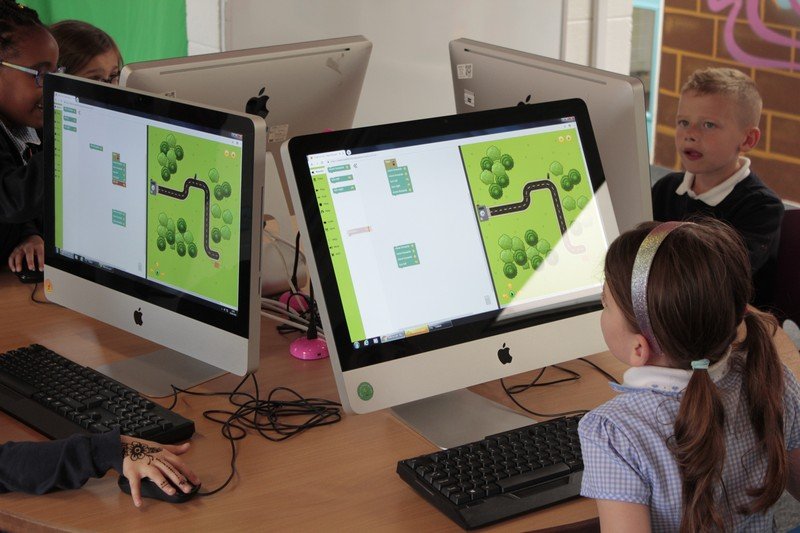 BellsFarm's tweet image. During Computing this afternoon, Year 2 Toucans continued to learn about creating algorithms.
The children used #RapidRouter to program a van to move to a finish line. year2.bellsfarm.org/?p=6912 @codeforlifeuk