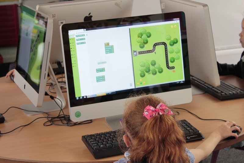 BellsFarm's tweet image. During Computing this afternoon, Year 2 Toucans continued to learn about creating algorithms.
The children used #RapidRouter to program a van to move to a finish line. year2.bellsfarm.org/?p=6912 @codeforlifeuk