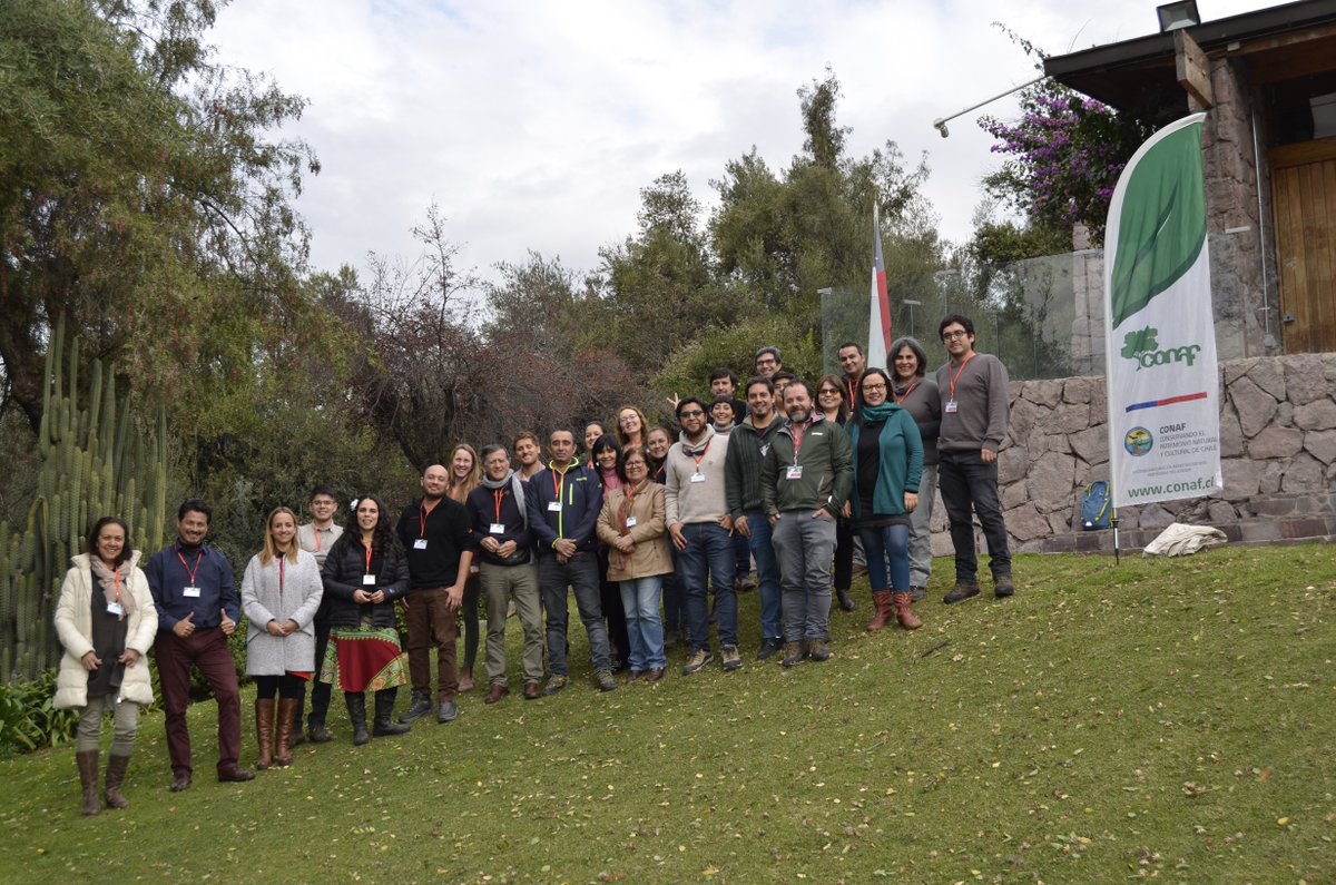conaf_minagri's tweet photo. 30 funcionarios se capacitaron para establecer las bases del Programa de Educación para la Conservación al interior de los parques nacionales, enfocado en reducción las amenazas que afectan a la flora y fauna nativa. Agradecemos al @parquemetminvu por su apoyo en esta actividad. https://t.co/2vTE1MjzIb