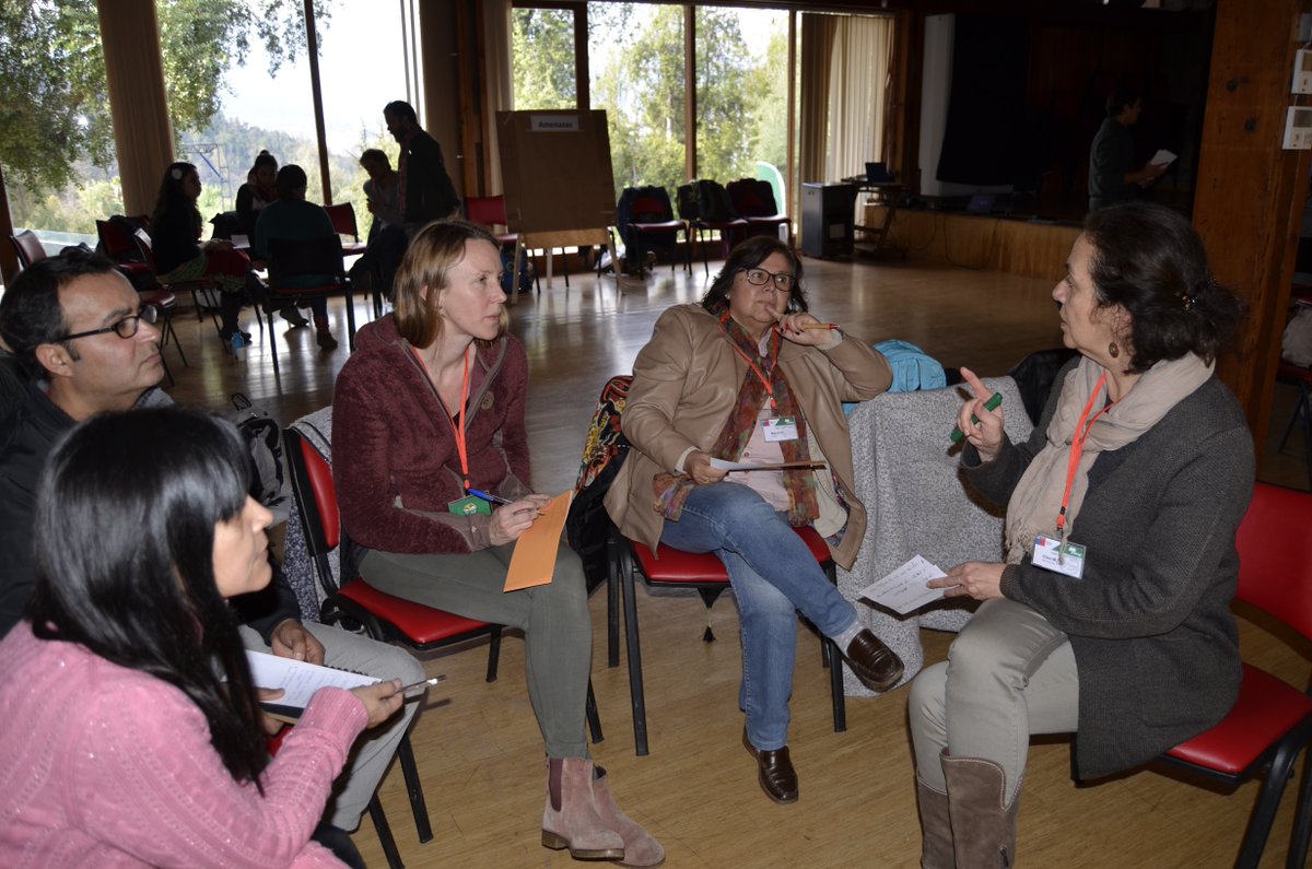conaf_minagri's tweet photo. 30 funcionarios se capacitaron para establecer las bases del Programa de Educación para la Conservación al interior de los parques nacionales, enfocado en reducción las amenazas que afectan a la flora y fauna nativa. Agradecemos al @parquemetminvu por su apoyo en esta actividad. https://t.co/2vTE1MjzIb