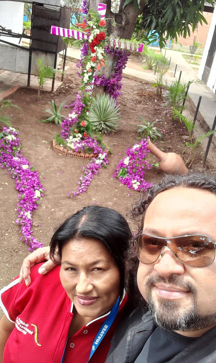 cantourgente's tweet photo. Ana Grisel Rincones... es una mujer trabajadora, respetuosa y comprometida con la universidad @uptlara espacio que considera como su segundo hogar!
Acá comparto este selfie, mientras trabajábamos en la creación del Patio a La Cruz
Hoy está de cumpleaños!
#3Jun
#TalentoUptaeb https://t.co/jW1j6bMJfZ