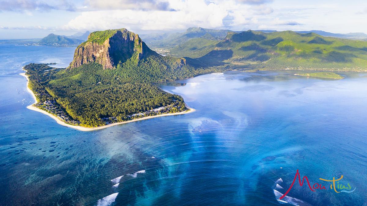 TUIDeutschland's tweet photo. #Mauritius - so weiß der Sand 🏖, so leuchtend das Meer 🌊: Wer einmal hier war, wird die Farben 💙💚 nie vergessen. Warum die Insel auch „Paradies im Indischen Ozean“ genannt wird, erfahrt ihr auf dem #TUIBlog: https://t.co/5I1QupSNIV https://t.co/jWVXo1hseV